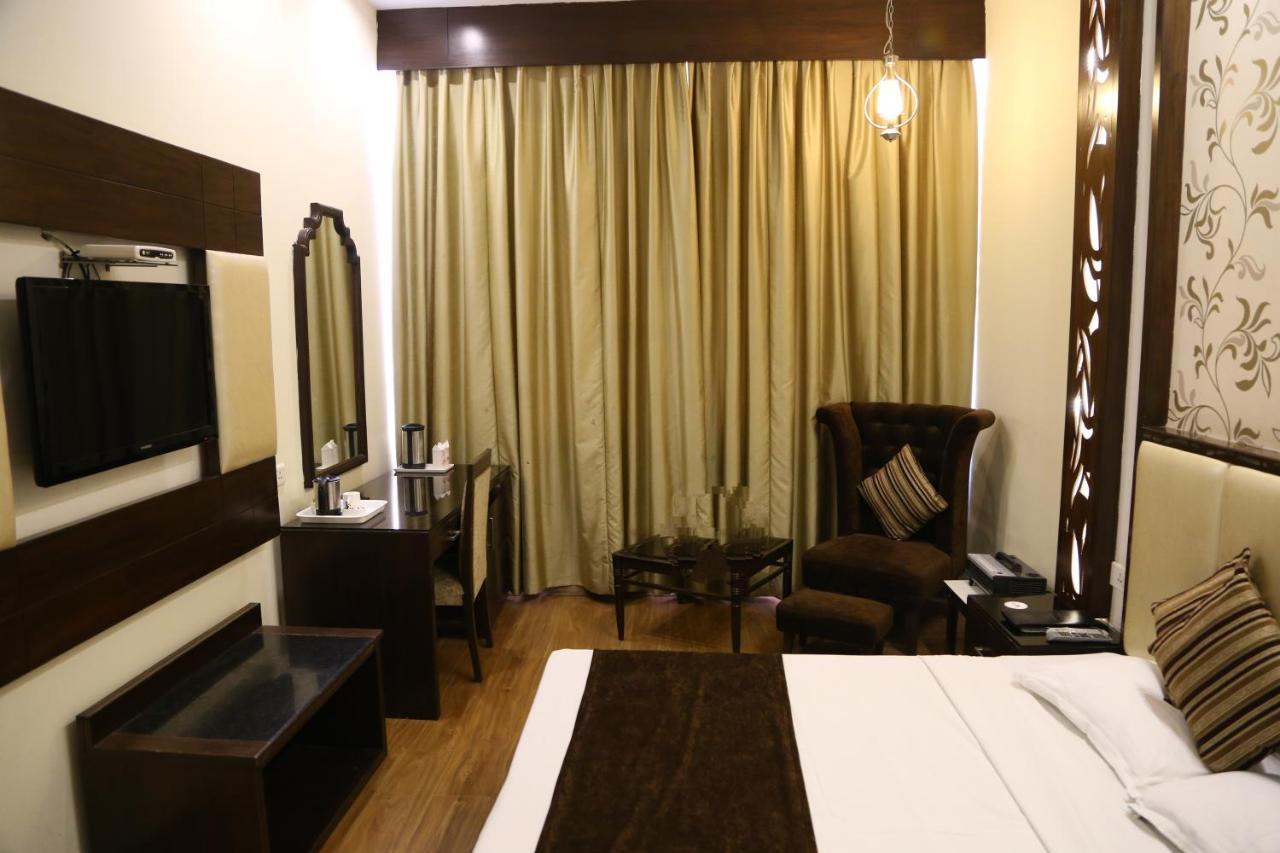 Hotel Parbhat Inn Panchkula Exterior foto